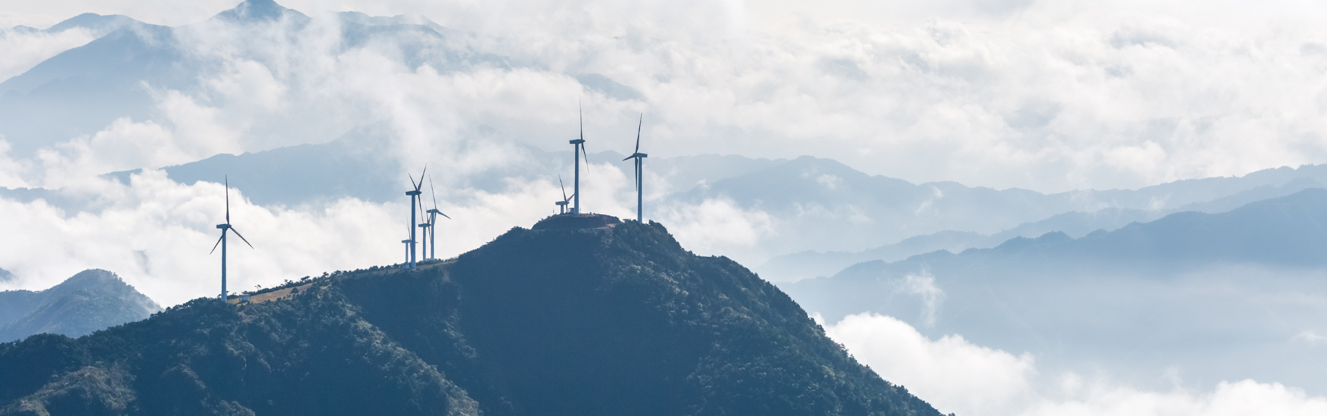 Parque eólico en entorno montañoso elevado sobre nubes para análisis de datos operativos y evaluación del recurso eólico